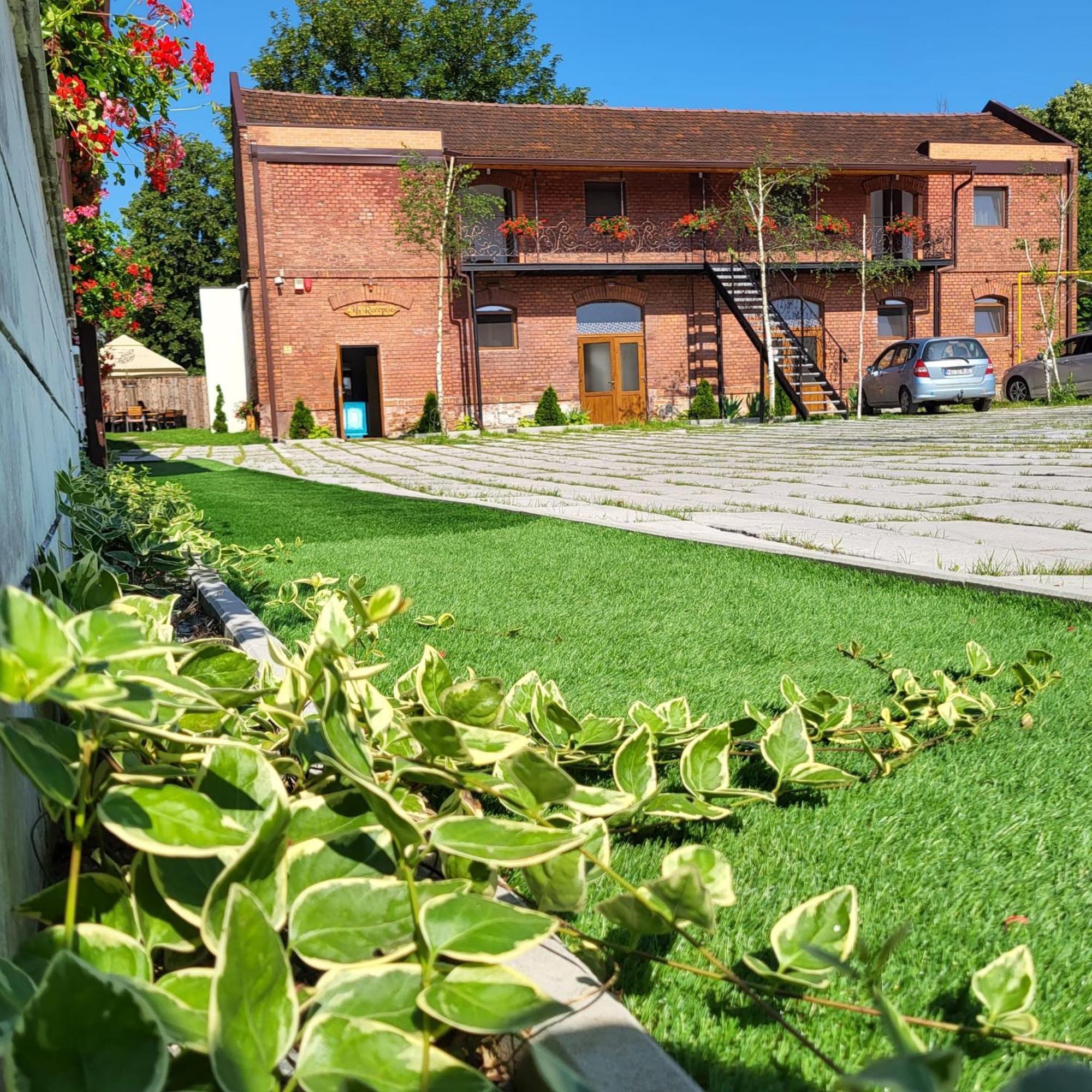 Pensiunea Hanul Huniazilor Hunedoara Exterior foto