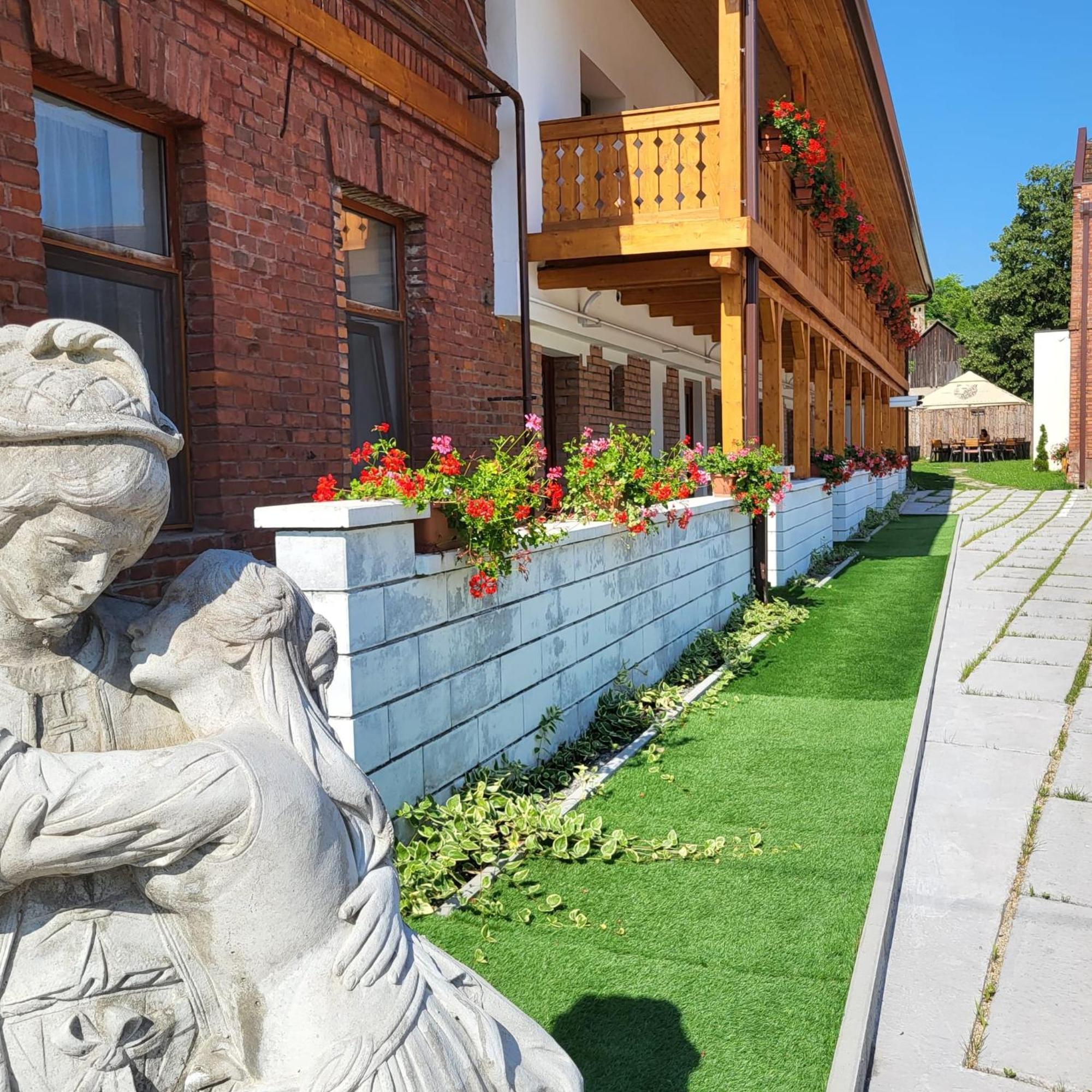 Pensiunea Hanul Huniazilor Hunedoara Exterior foto