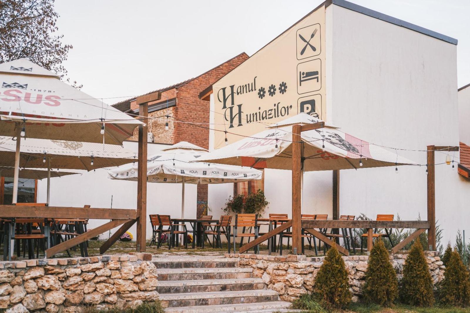 Pensiunea Hanul Huniazilor Hunedoara Exterior foto
