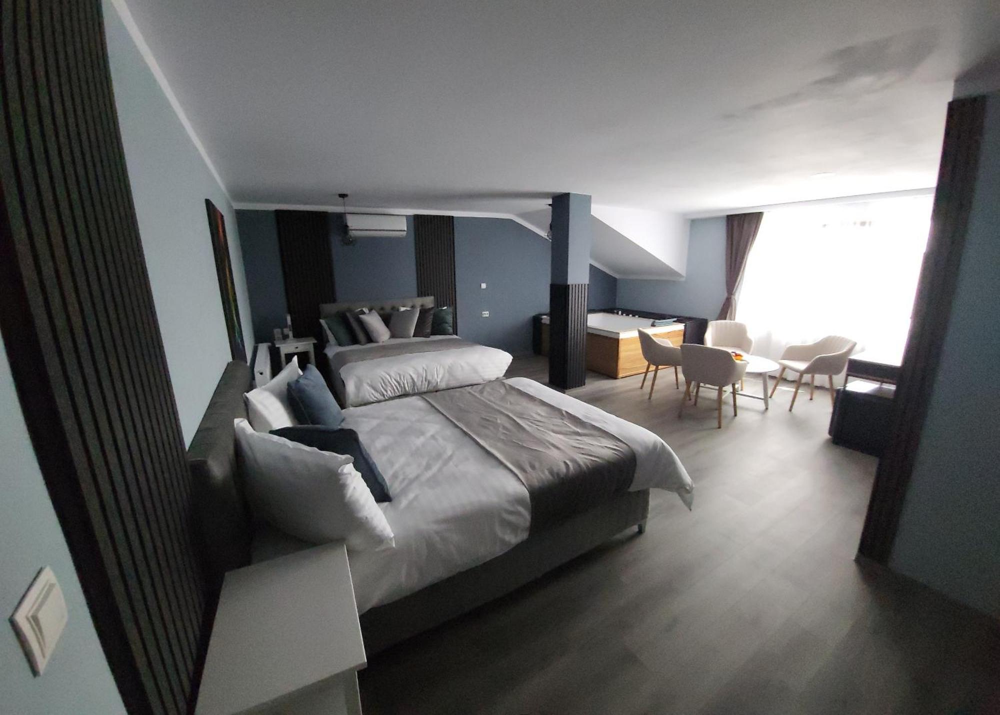 Pensiunea Hanul Huniazilor Hunedoara Exterior foto