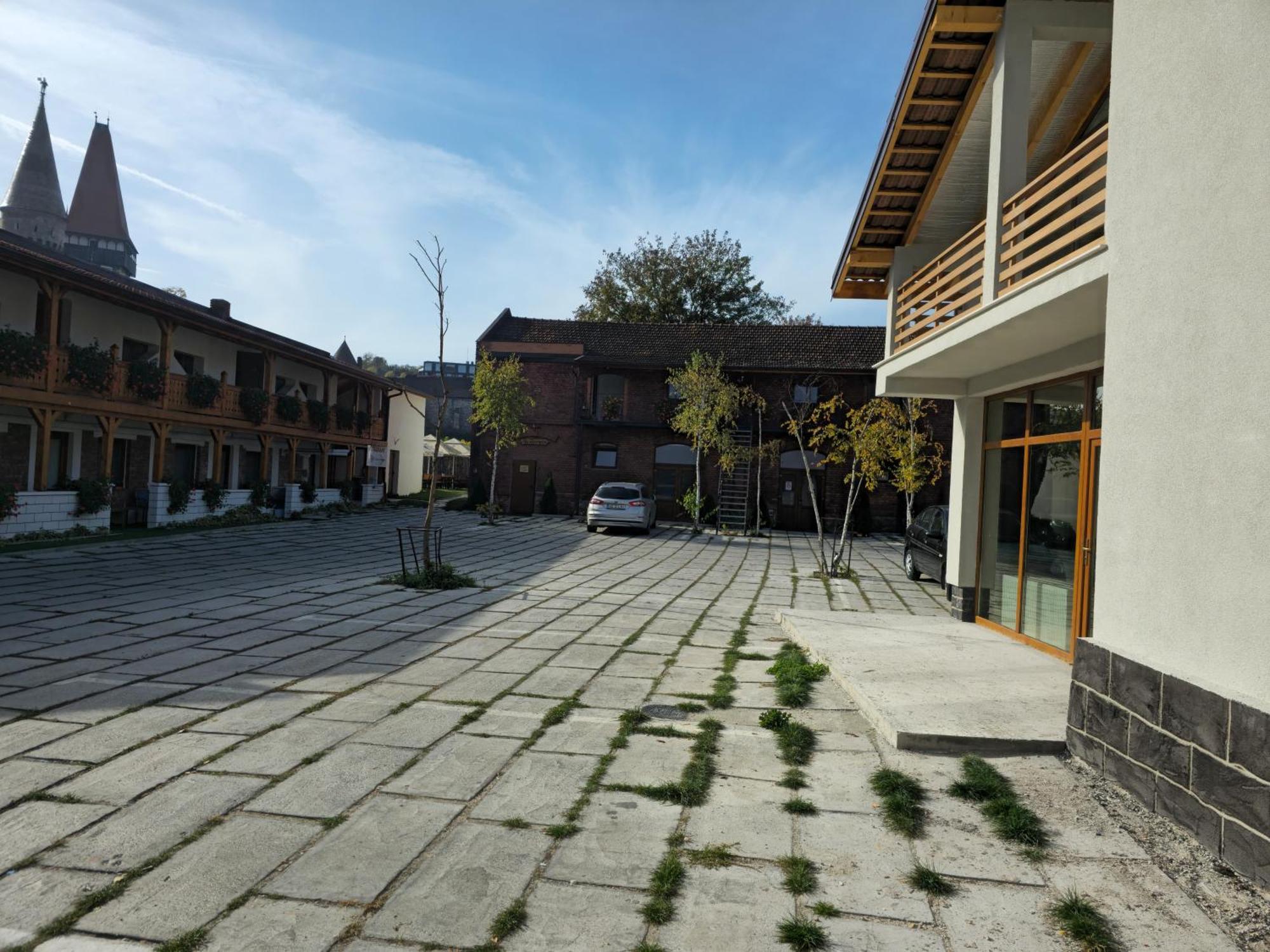 Pensiunea Hanul Huniazilor Hunedoara Exterior foto