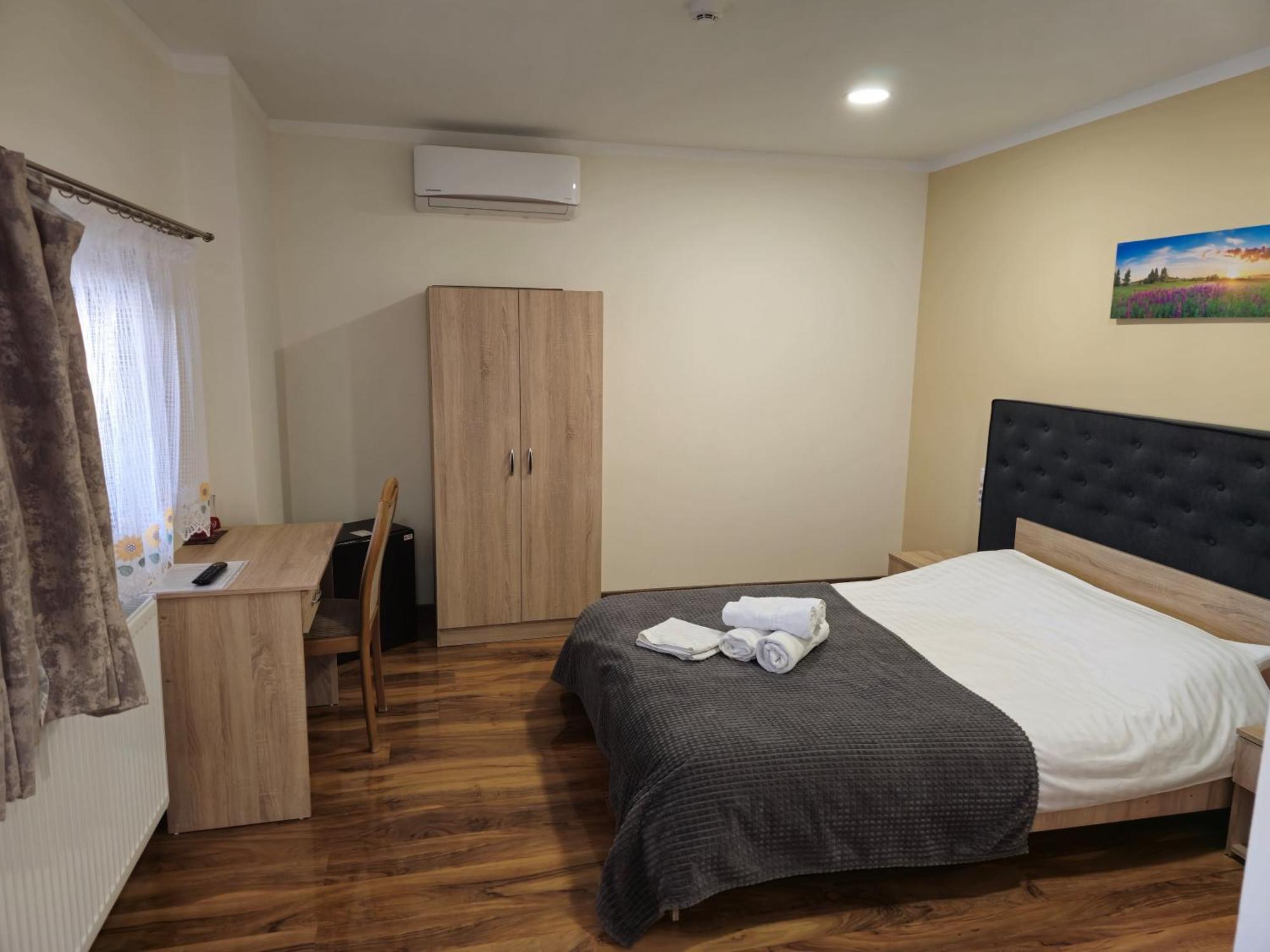 Pensiunea Hanul Huniazilor Hunedoara Exterior foto